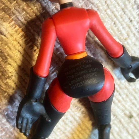 Mr. Incredible and elasti-girl action figures - Picture 4 of 5